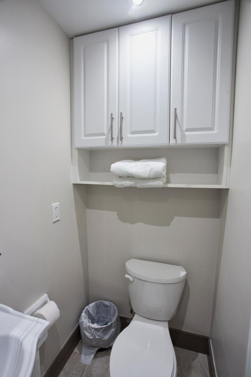 Toronto Rooms And Suites Экстерьер фото