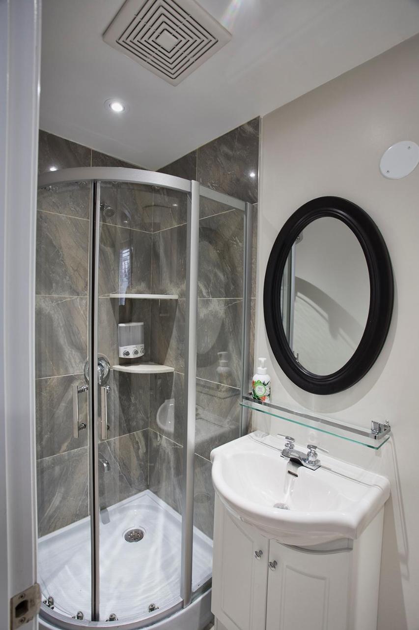 Toronto Rooms And Suites Экстерьер фото