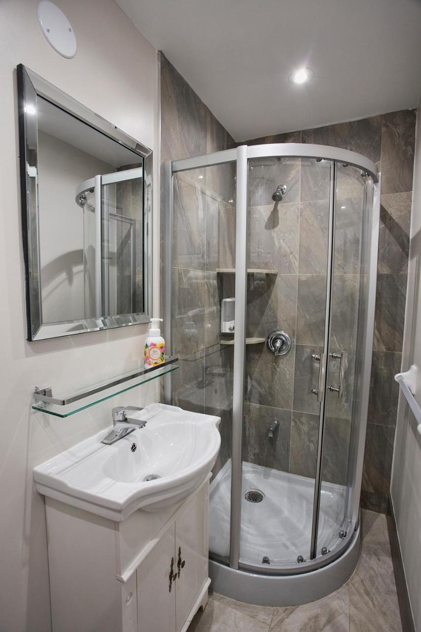 Toronto Rooms And Suites Экстерьер фото
