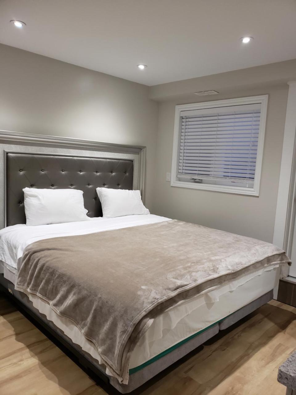 Toronto Rooms And Suites Экстерьер фото