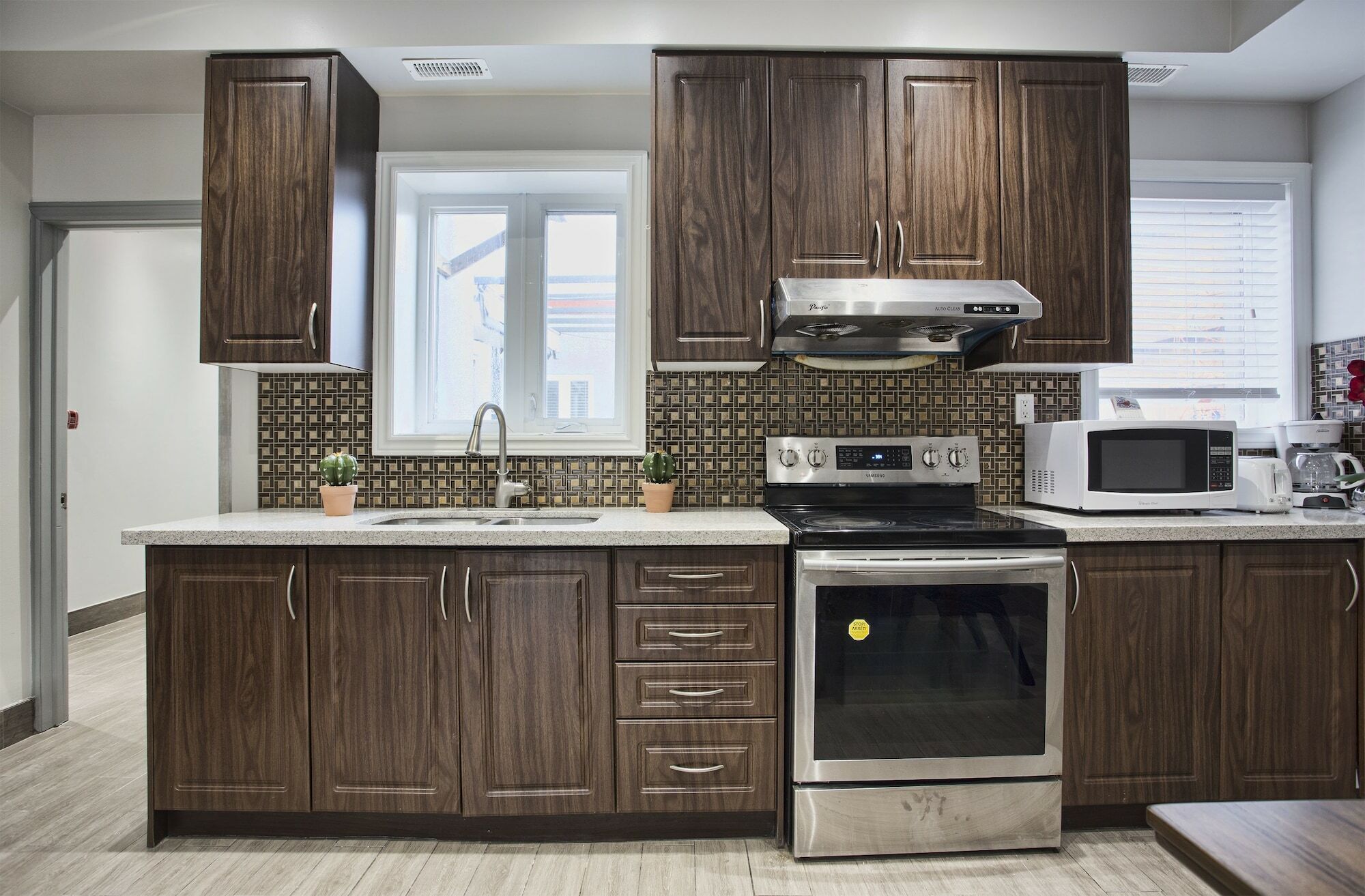 Toronto Rooms And Suites Экстерьер фото
